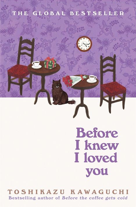 Texte: "Before I knew I loved you", "THE GLOBAL BESTSELLER", "TOSHIKAZU KAWAGUCHI", lila Tapete, zwei Tische, zwei Stühle, Katze.
