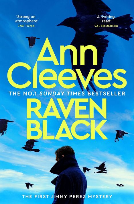 „Ann Cleeves, Raven Black, The No.1 Sunday Times Bestseller, The First Jimmy Perez Mystery“. Silhouette eines Mannes unter Raben.