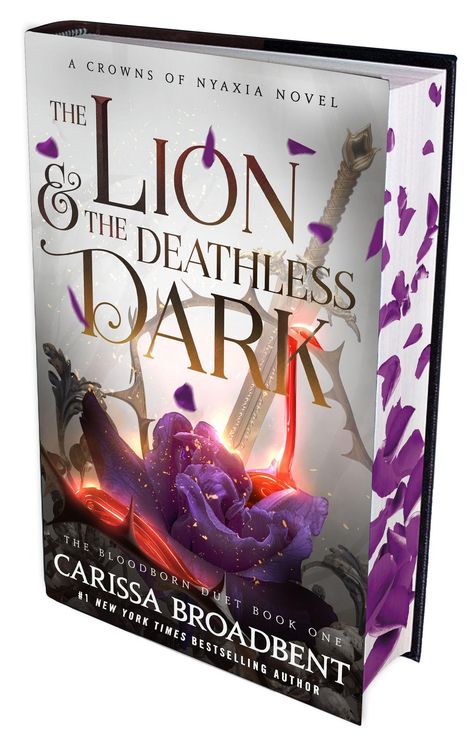 „The Lion & The Deathless Dark“ von Carissa Broadbent. Ein Schwert steckt in einer lila Blume, umgeben von Licht.