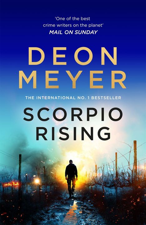 „Deon Meyer, Scorpio Rising.“ Ein Mann geht auf einen Feuerball in einem Weinberg zu.