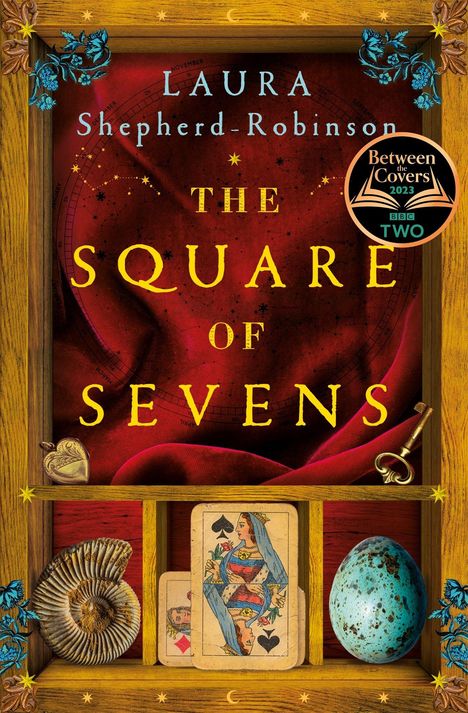 Titel: The Square of Sevens. Autor: Laura Shepherd-Robinson. Illustration: Spielkarten, Ei, Fossil, goldene Umrandung.