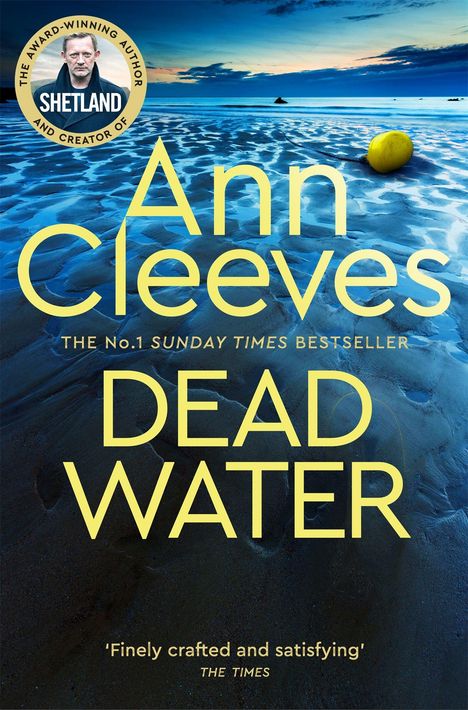 Text: "Ann Cleeves DEAD WATER". Kommentar von "THE TIMES". Sandstrand mit gelber Boje und Abendhimmel.