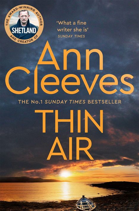 „Ann Cleeves - Thin Air“, ein Sonnenuntergang über einer Küstenlandschaft, Boot am Ufer.