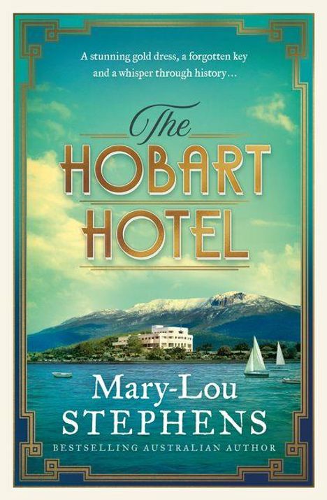 Text: „A stunning gold dress, a forgotten key and a whisper through history... The Hobart Hotel. Mary-Lou Stephens, Bestselling Australian Author.“

Buchcover mit Landschaft, See, Segelbooten, und Bergen im Hintergrund.