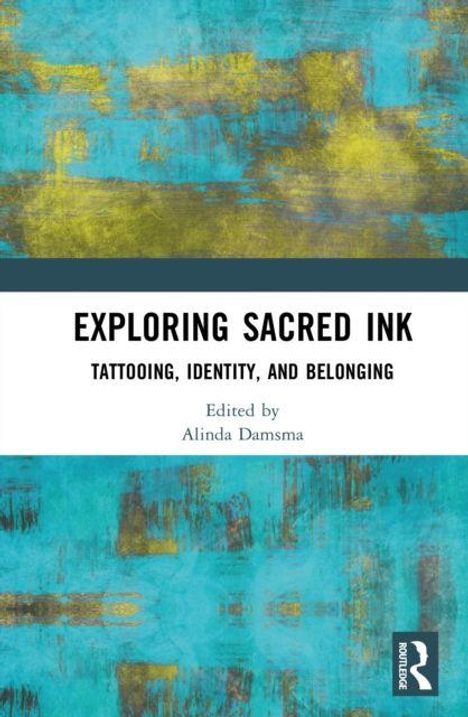 „EXPLORING SACRED INK: TATTOOING, IDENTITY, AND BELONGING“, herausgegeben von Alinda Damsma. Ethnisches Muster in Blau-Gelb.