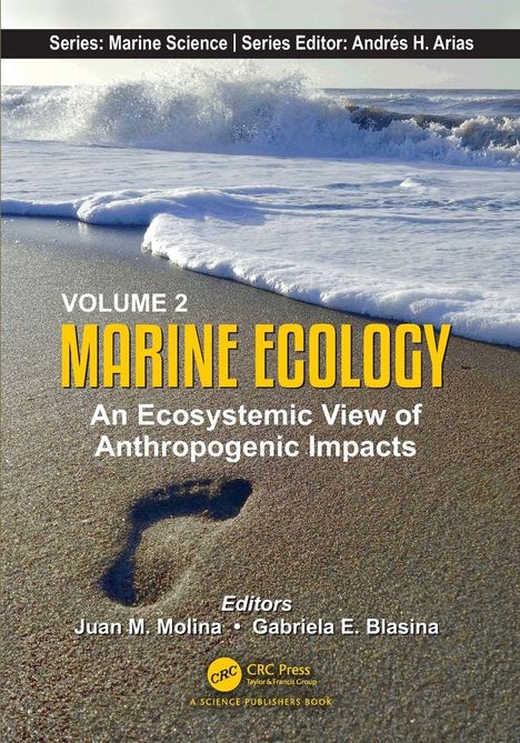 Text: "Marine Ecology: Ecosystemic View of Anthropogenic Impacts". Ein Fußabdruck auf nassem Sand nahe brechender Wellen.