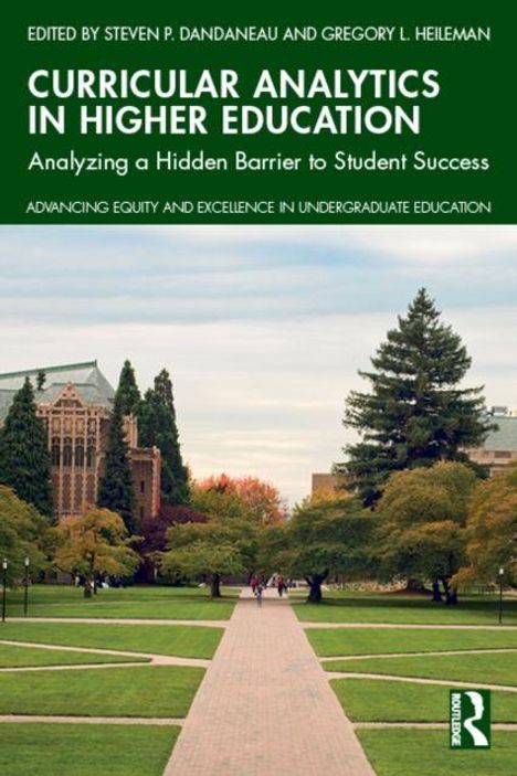 "Curricular Analytics in Higher Education: Analyzing a Hidden Barrier to Student Success", mit einem grünen Campus-Hintergrund.