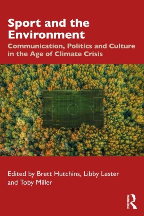 „Sport and the Environment“ oben, Editoren unten. Fußballfeld inmitten eines Waldes, umgeben von Herbstlaub.