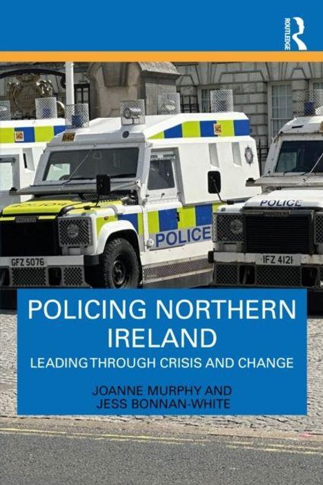 "Policing Northern Ireland: Leading Through Crisis and Change" von Joanne Murphy und Jess Bonnan-White. Polizei-Fahrzeuge auf Straße.