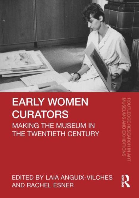 EARLY WOMEN CURATORS. Eine Frau blättert in einem Bildband.