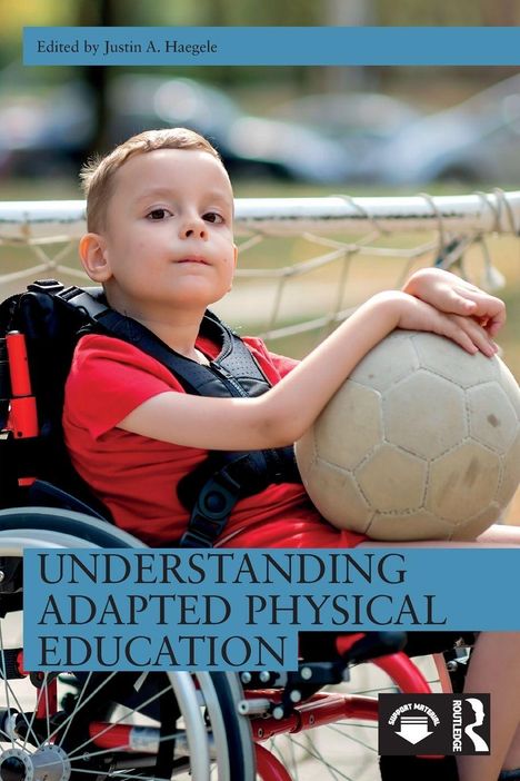 "Understanding Adapted Physical Education", ein Kind im Rollstuhl hält einen Fußball. 