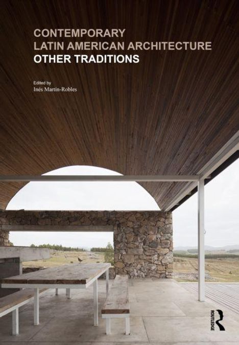CONTEMPORARY LATIN AMERICAN ARCHITECTURE OTHER TRADITIONS. Innenraum mit Holzdecke, Steinmauer, Tisch und Bänken.