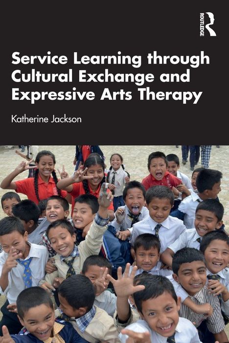 Titel: "Service Learning through Cultural Exchange and Expressive Arts Therapy" von Katherine Jackson. Fröhliche Kinder.