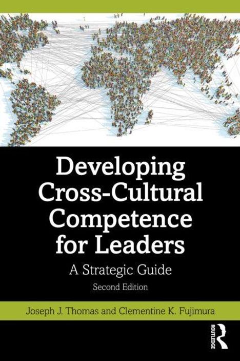 Text: "Developing Cross-Cultural Competence for Leaders: A Strategic Guide, Second Edition" von Joseph J. Thomas und Clementine K. Fujimura. Oben Weltkarte aus Menschen, unten Logo.