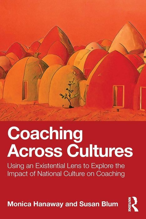 „Coaching Across Cultures“ – ein Buchcover mit bunten, abstrakten Gebäuden und einem Baum. Autoren: Monica Hanaway, Susan Blum.