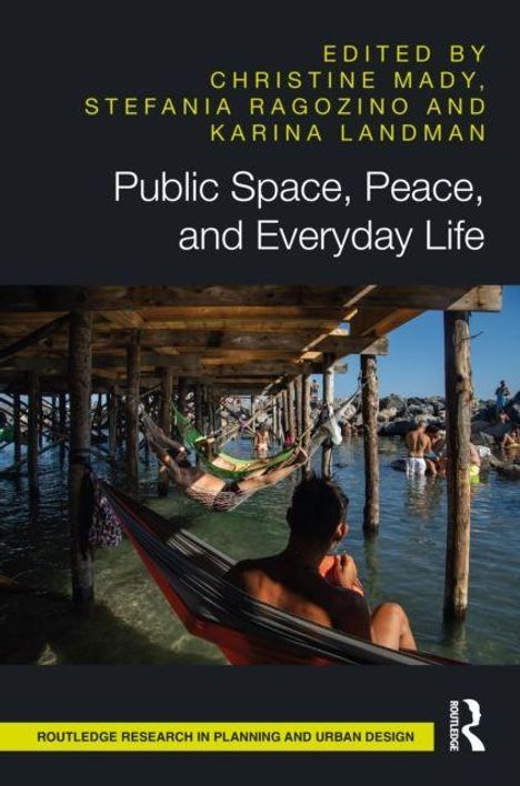 "Public Space, Peace, and Everyday Life" von Christine Mady, Stefania Ragozino und Karina Landman. Menschen unter einem Pier.