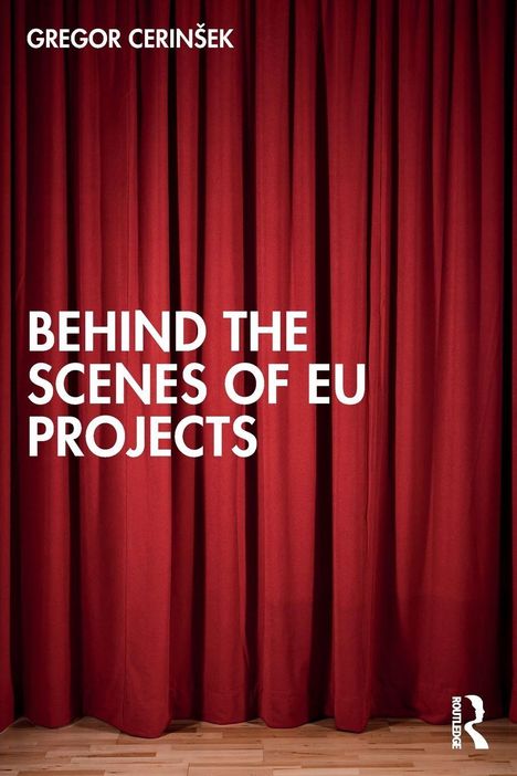 Text: "Gregor Cerinšek", "Behind the Scenes of EU Projects". Roter Vorhang auf Holzboden.