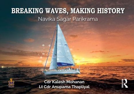 Text oben: "BREAKING WAVES, MAKING HISTORY. Navika Sagar Parikrama." Bild: Segelboot bei Sonnenuntergang auf dem Meer.