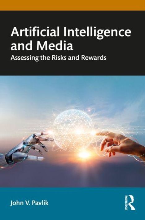 Text: "Artificial Intelligence and Media: Assessing the Risks and Rewards" von John V. Pavlik. Ein Roboterhand und Menschenhand berühren eine leuchtende Kugel.