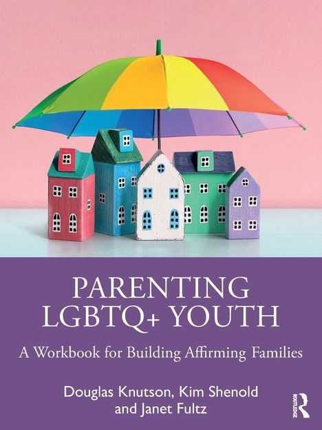 „Parenting LGBTQ+ Youth: A Workbook for Building Affirming Families.“ Miniaturhäuser unter einem Regenbogenschirm.