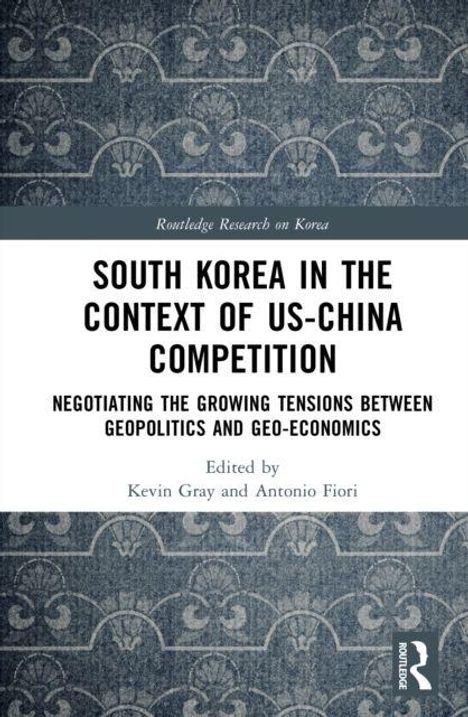 Titel: "South Korea in the Context of US-China Competition". Editiert von Kevin Gray und Antonio Fiori. Florales Muster.