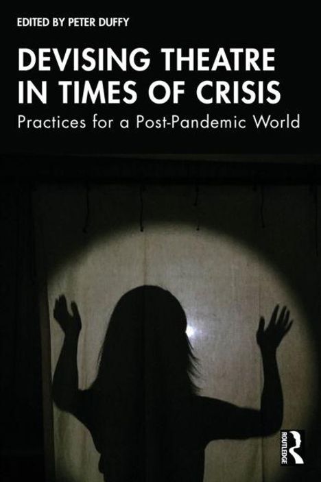 Titel: "Devising Theatre in Times of Crisis". Silhouette einer Person hinter einem Vorhang mit erhobenen Händen.