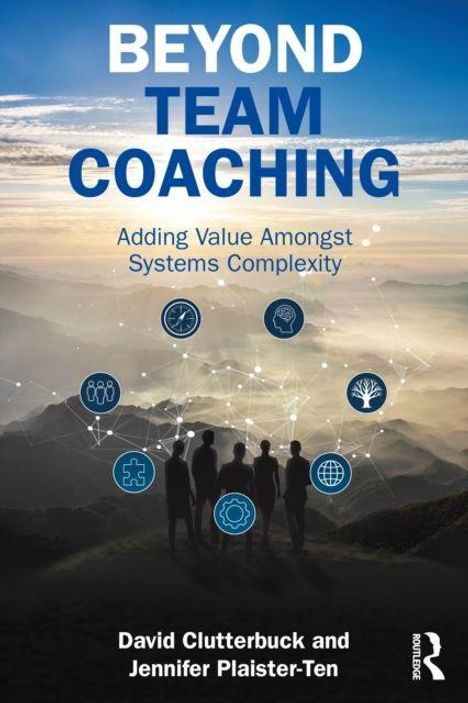 "Beyond Team Coaching: Adding Value Amongst Systems Complexity" von David Clutterbuck und Jennifer Plaister-Ten. Silhouetten vor Berglandschaft.