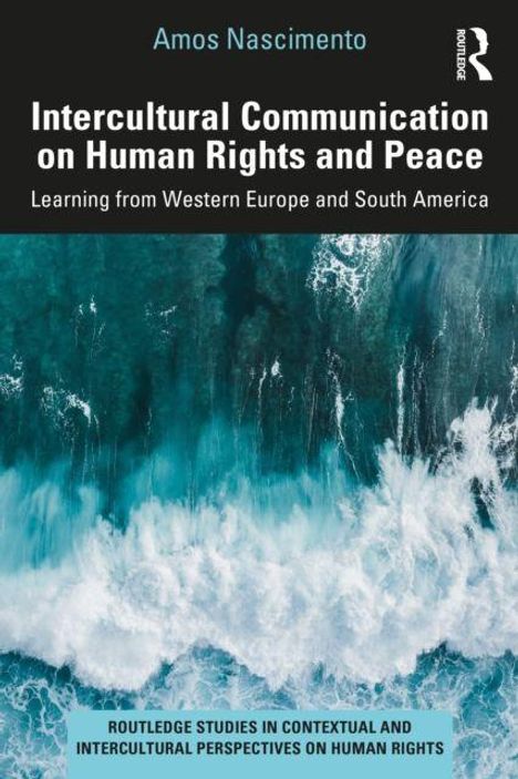 "Intercultural Communication on Human Rights and Peace" von Amos Nascimento, mit Ozeanwellen im Hintergrund.