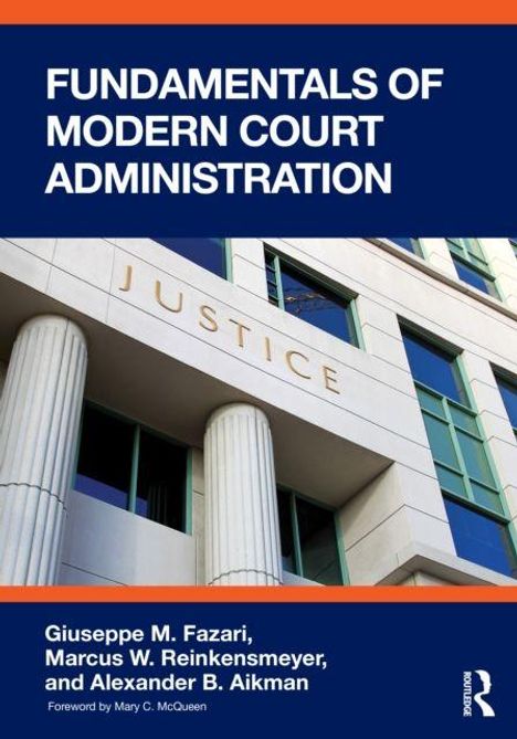 "FUNDAMENTALS OF MODERN COURT ADMINISTRATION" steht oben. Bild zeigt ein Justizgebäude mit Säulen und Glasfenstern.