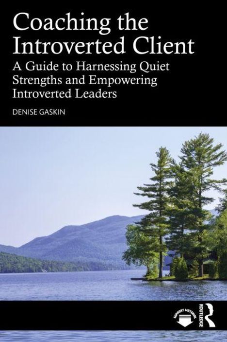 Text: "Coaching the Introverted Client: A Guide to Harnessing Quiet Strengths and Empowering Introverted Leaders" von Denise Gaskin. Ein ruhiger See mit bewaldetem Ufer.