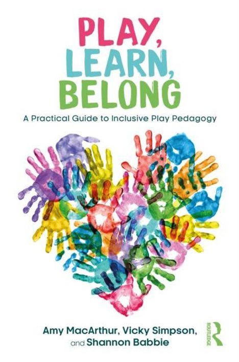 Text: "Play, Learn, Belong: A Practical Guide to Inclusive Play Pedagogy" von Amy MacArthur, Vicky Simpson, und Shannon Babbie. Bunte Handabdrücke formen ein Herz.