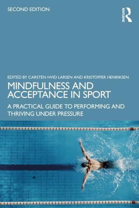 "Mindfulness and Acceptance in Sport. A Practical Guide to Performing and Thriving Under Pressure." Schwimmer im Pool.