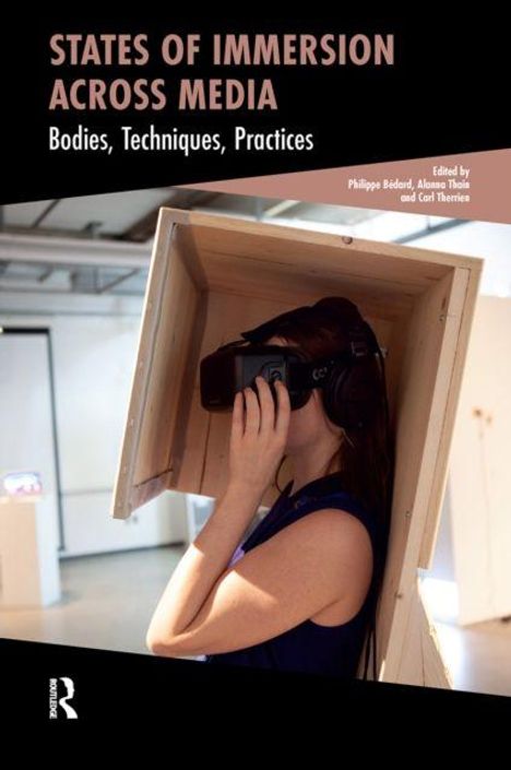 "STATES OF IMMERSION ACROSS MEDIA" und "Bodies, Techniques, Practices" auf schwarzem Hintergrund; Person trägt VR-Headset in Kiste.