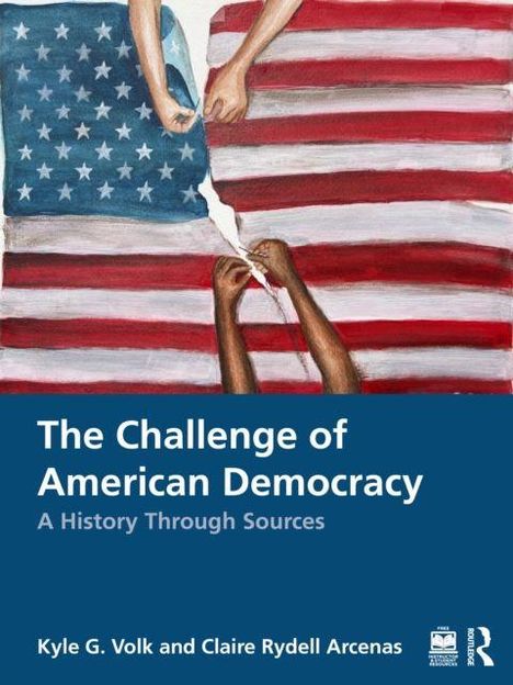 Text: "The Challenge of American Democracy: A History Through Sources." Zwei Hände reißen die US-Flagge auseinander.