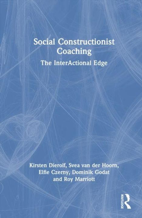 Text: "Social Constructionist Coaching: The InterActional Edge. Kirsten Dierolf, Svea van der Hoorn, Elfie Czerny, Dominik Godat, Roy Marriott." Blaues, abstraktes Cover.