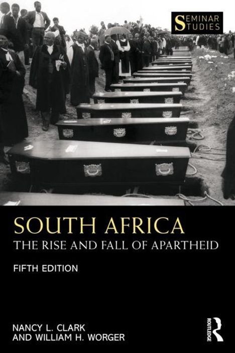 Text: South Africa: The Rise and Fall of Apartheid, Fifth Edition. Menschen bei Beerdigung, lange Reihe von Särgen.