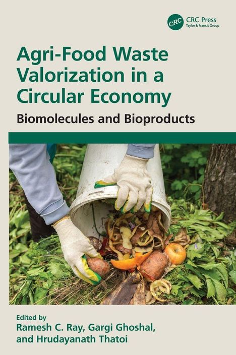 „Agri-Food Waste Valorization in a Circular Economy“; Hände leeren organische Abfälle aus einem Eimer auf den Boden.