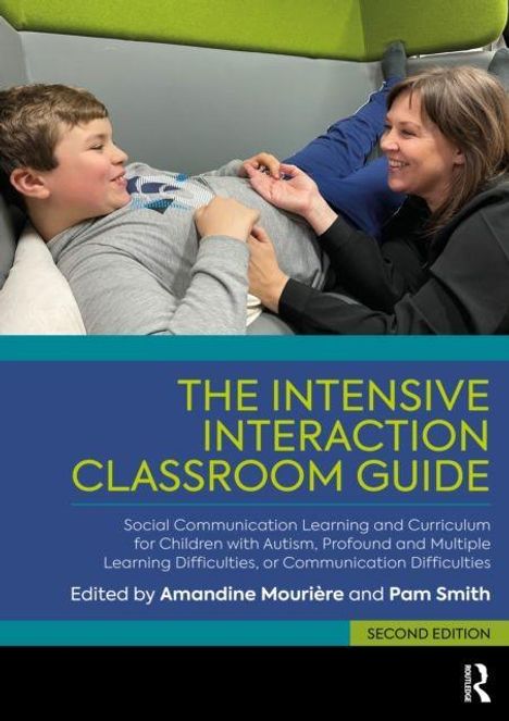 "The Intensive Interaction Classroom Guide", Amandine Mouriére, Pam Smith. Ein Junge und Frau lächeln, liegen nebeneinander.