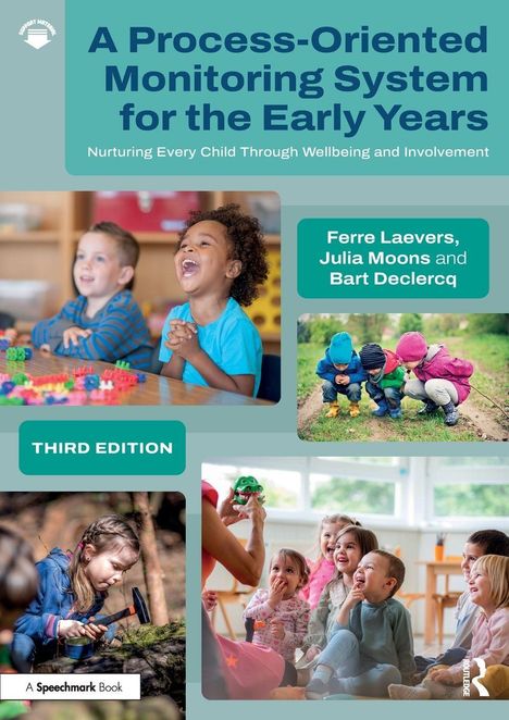 Text: "A Process-Oriented Monitoring System for the Early Years". Fröhliche Kinder beim Spielen, Entdecken und Lernen.