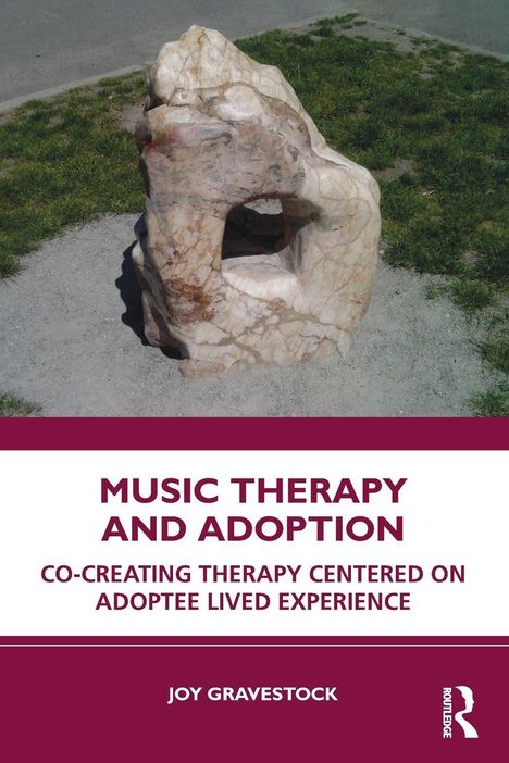 Titel: "Music Therapy and Adoption". Untertitel: "Co-creating Therapy Centered on Adoptee Lived Experience". Autor: Joy Gravestock. 
Ein Stein mit großem Loch steht auf grauem Kies.