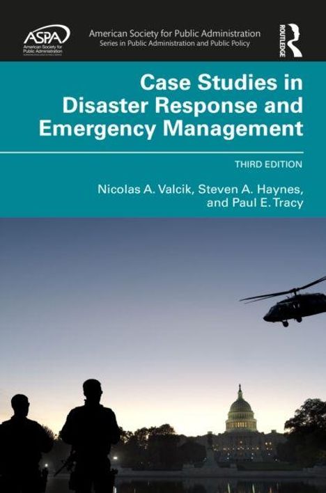 Titel: Case Studies in Disaster Response and Emergency Management, Third Edition. Silhouetten von Menschen und Kapitol.