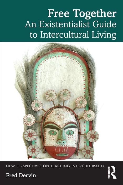 "Free Together: An Existentialist Guide to Intercultural Living" steht oben. Eine traditionelle Maske ist abgebildet.