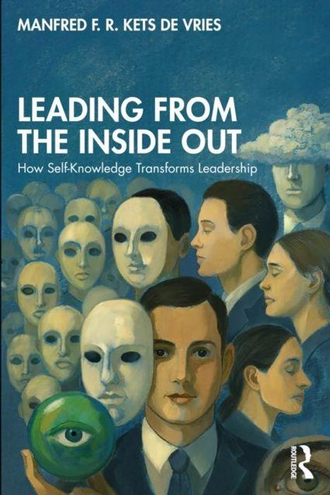 "Leading from the Inside Out: How Self-Knowledge Transforms Leadership." Menschen mit Masken, ein grünes Auge im Vordergrund.