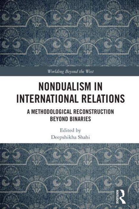 „NONDUALISM IN INTERNATIONAL RELATIONS“, Herausgeber: Deepshikha Shahi. Hintergrund: Blaues, florales Muster.