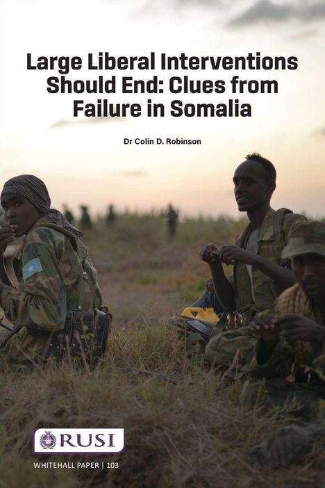 Text: "Large Liberal Interventions Should End: Clues from Failure in Somalia" von Dr Colin D. Robinson. 

Szene: Drei Soldaten sitzen im Feld bei Sonnenuntergang, tragen Tarnkleidung. Unten links RUSI-Logo.