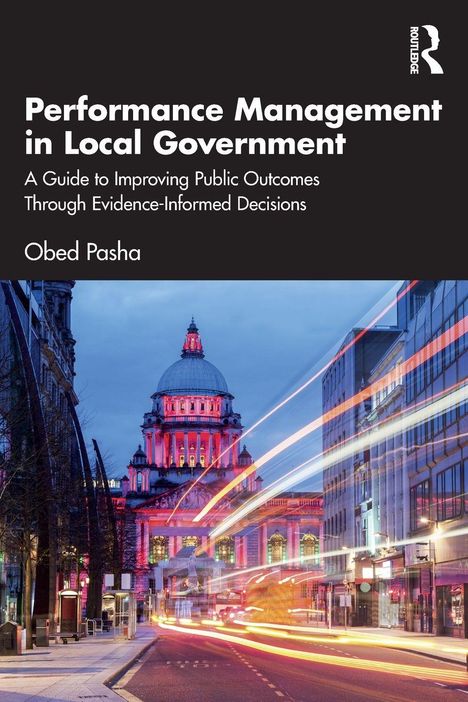 Text: "Performance Management in Local Government", "A Guide to Improving Public Outcomes Through Evidence-Informed Decisions", "Obed Pasha". Beleuchtetes Gebäude bei Nacht, Straße mit Lichteffekten.