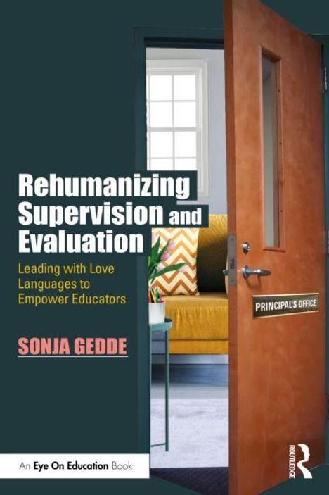 "Rehumanizing Supervision and Evaluation" von Sonja Gedde; Tür mit "Principal's Office"-Schild; Sofa und Pflanze im Raum.