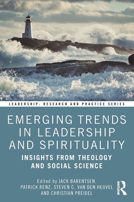 "Emerging Trends in Leadership and Spirituality" zeigt stürmische Meereswellen vor einem Leuchtturm.