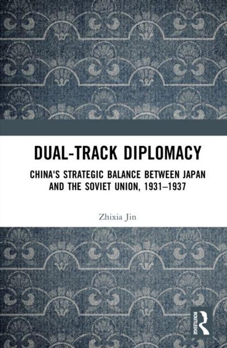 Text oben: "DUAL-TRACK DIPLOMACY: China's Strategic Balance Between Japan and the Soviet Union, 1931–1937". Darunter ein Name. Hintergrund: Muster.