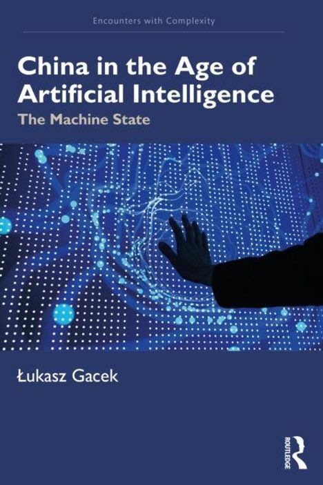 „China in the Age of Artificial Intelligence: The Machine State“ von Łukasz Gacek. Hand berührt leuchtendes Display.